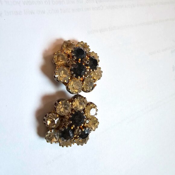 Beautiful Vogue Vintage Clip-on Earrings - Picture 1 of 2